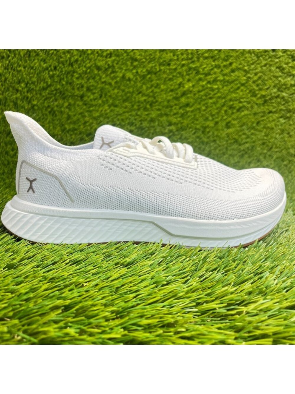 Flux Adapt Runner White Gum Womens Size 9 Mens Size 7.5 Running Athletic Shoes